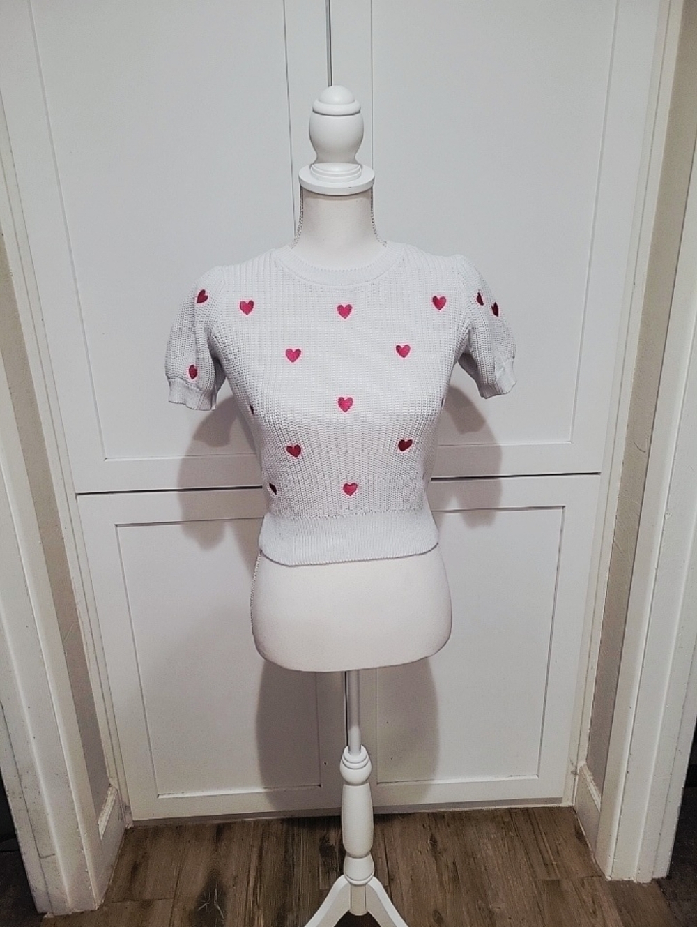 Francesca’s White Knit Crop Sweater w/ Pink Heart Embroidery | Size Small